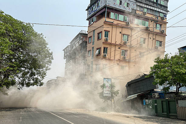 Myanmar म्यांमार में 7.7 तीव्रता का भूकंप बुधवार देर रात आया, जिससे पूरे दक्षिण एशिया में दहशत फैल गई। विशेषज्ञों के अनुसार, म्यांमार में 7.7 तीव्रता का भूकंप बेहद शक्तिशाली था, और इसके झटके Thailand थाईलैंड, बांग्लादेश और India भारत तक महसूस किए गए।