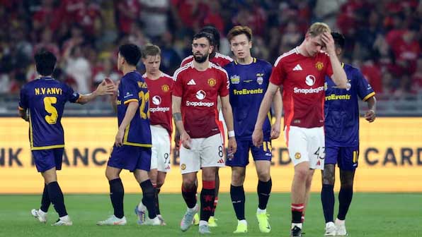 Manchester United Booed 2025: