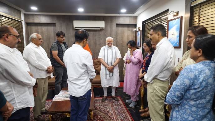 PM Modi Vijay Rupani: “हमने कंधे से कंधा मिलाकर काम किया”, दिवंगत विजय रुपाणी के परिवार से मिलने के बाद बोले पीएम मोदी