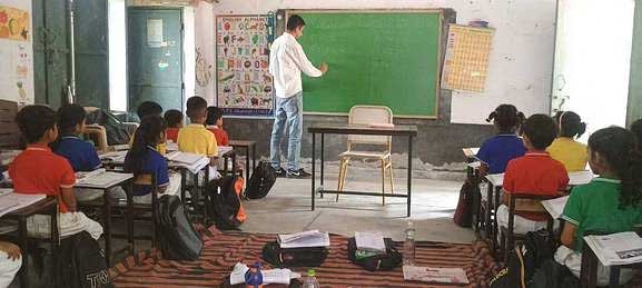 यूपी प्राइमरी स्कूल विलय: गोरखपुर में कम छात्रों का संकट