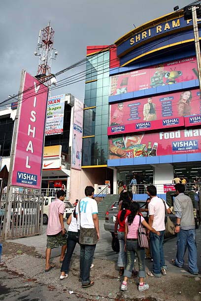 विशाल मेगा मार्ट शेयरों में भारी गिरावट: ₹10,488 करोड़ की हिस्सेदारी बिक्री ने बाजार को हिला दिया