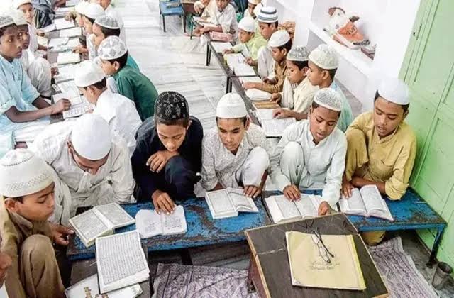 Madrasa Student Admission Dispute: उच्च शिक्षा पर खतरा, 37 हजार छात्रों के भविष्य पर संकट 13 madrasa-student-admission-dispute