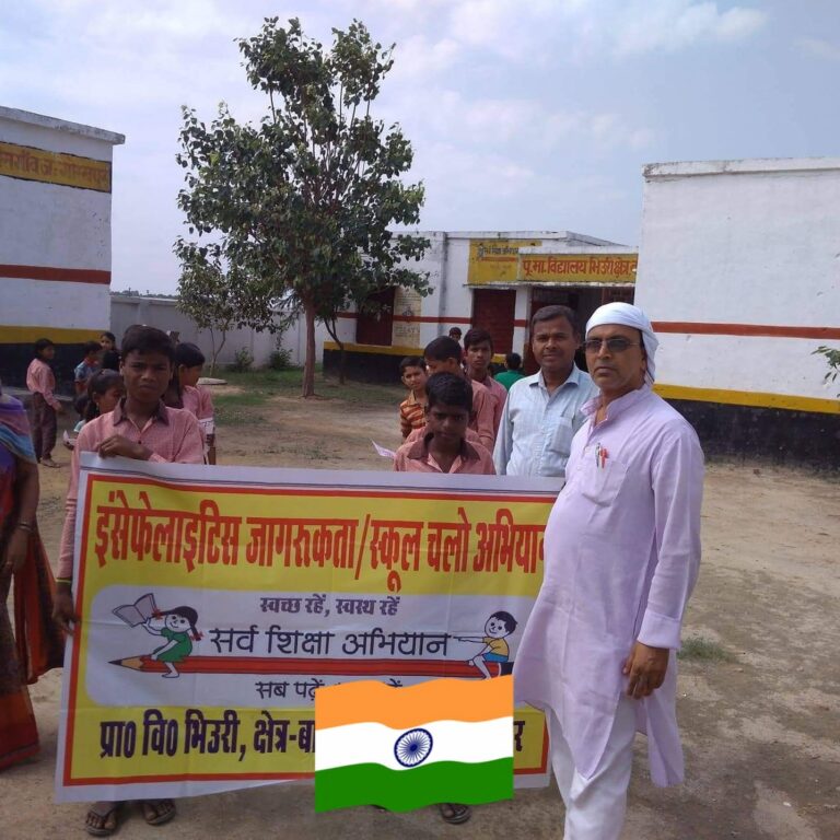 Teacher cleaning school campus झाड़ू उठाया शिक्षक ने, दिया स्वच्छ भारत को जीवन: सूर्यप्रकाश पाण्डेय का जमीनी योगदान