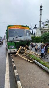 Mau News Dilse तड़के सुबह मऊ में जनरथ बस के दुर्घटनाग्रस्त होने की भयावह घटना