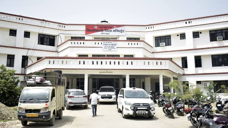 गोरखपुर कलेक्ट्रेट में बवाल | Gorakhpur Collectorate Clash – वकील और मजदूरों में भिड़ंत, मचा हंगामा 13 Gorakhpur Collectorate Clash