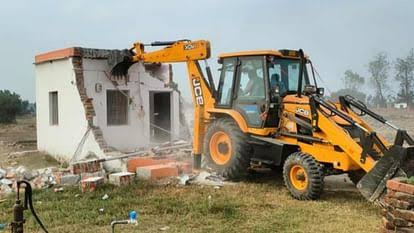 GDA Bulldozer Blitz in Siktaur: Illegal Plotting Crushed | सिक्टौर में जीडीए ने अवैध प्लॉटिंग पर बुलडोजर चलाया 13 Siktaur illegal plotting