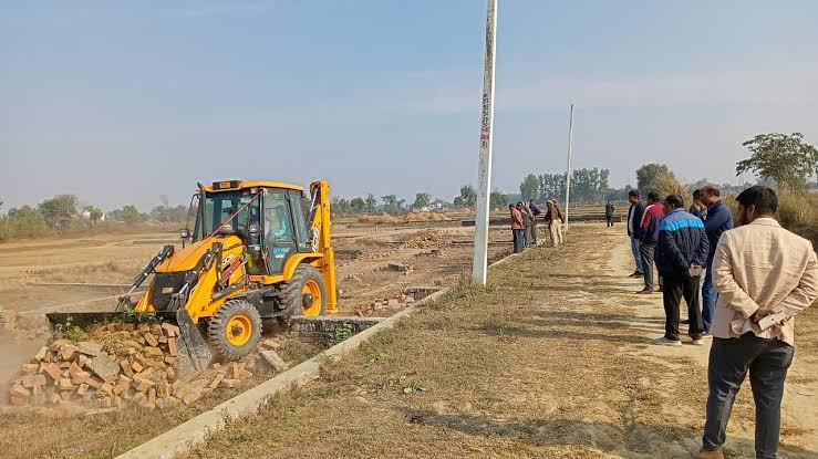 Saifern City Layout Bulldozer – गोरखपुर में अवैध प्लॉटिंग पर चला प्रशासन का सबसे बड़ा एक्शन 13 Saifern City Layout Bulldozer