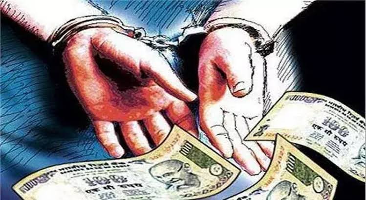 Kushinagar Corruption Shock: घूस लेते रंगेहाथ पकड़ा गया आयुर्वेदिक-यूनानी कार्यालय का बाबू, इलाके में हड़कंप 13 Kushinagar Corruption Shock