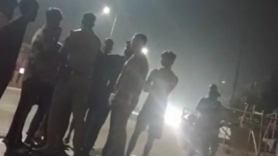 गोरखपुर में दारोगा की दबंगई: दुर्गा पंडाल तोड़ा, समिति अध्यक्ष को जड़ा थप्पड़