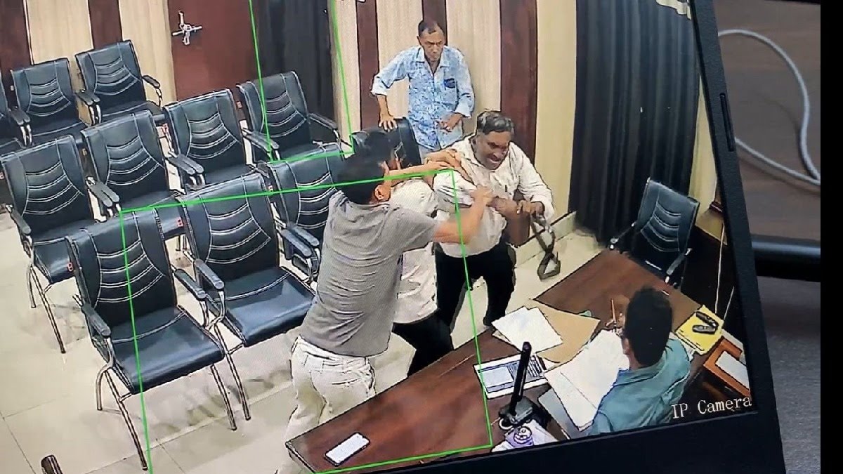 Headmaster attacks BSA officer with belt BSA अखिलेश प्रताप सिंह पर हेडमास्टर बृजेंद्र वर्मा का बेल्ट से जानलेवा हमला, ऑफिस में मचा हड़कंप