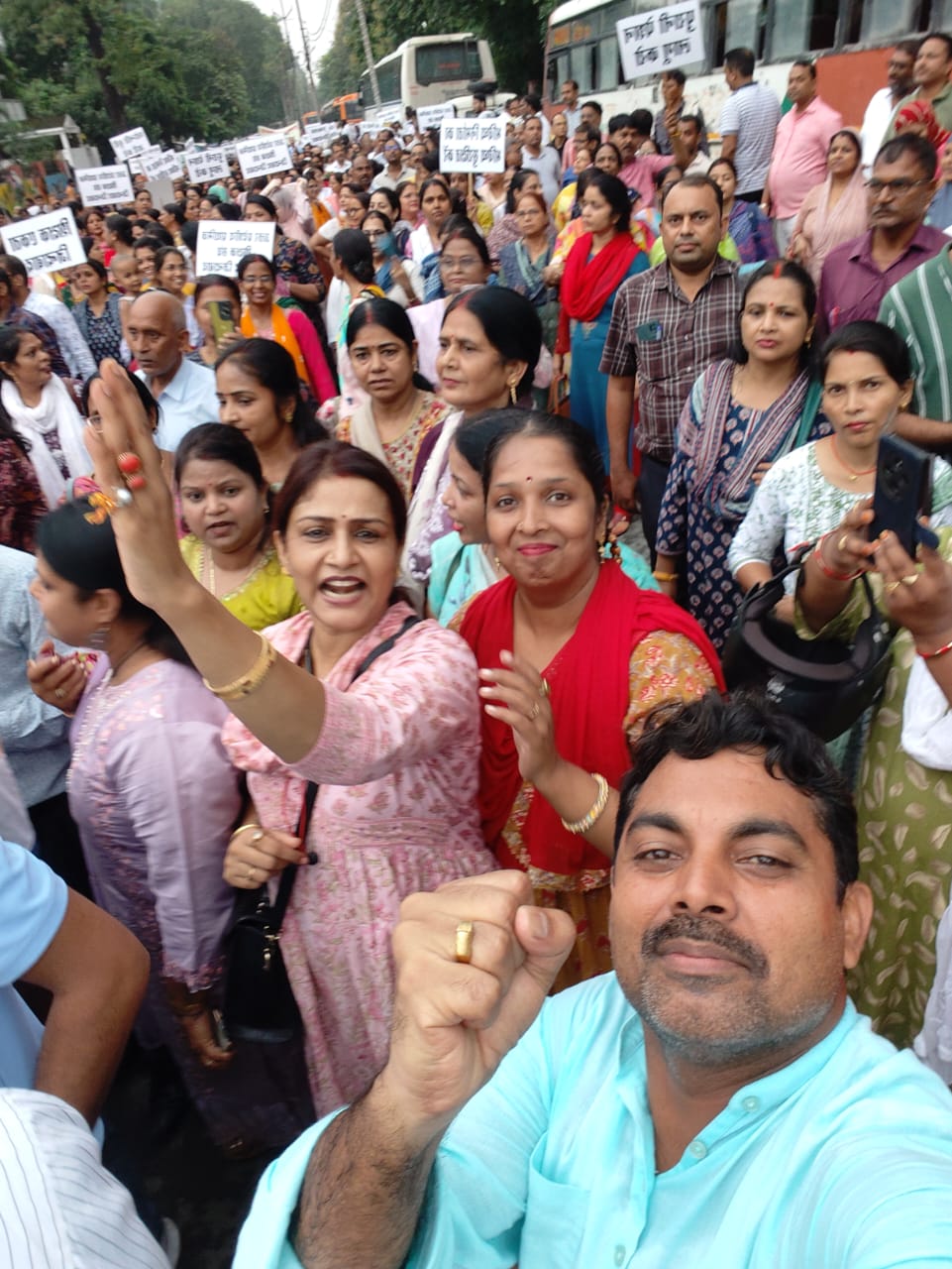 Prathmik Shikshak Sangh गोरखपुर में हज़ारों शिक्षकों का हुंकार: काला कानून वापस लो, नौकरी सुरक्षित करो
