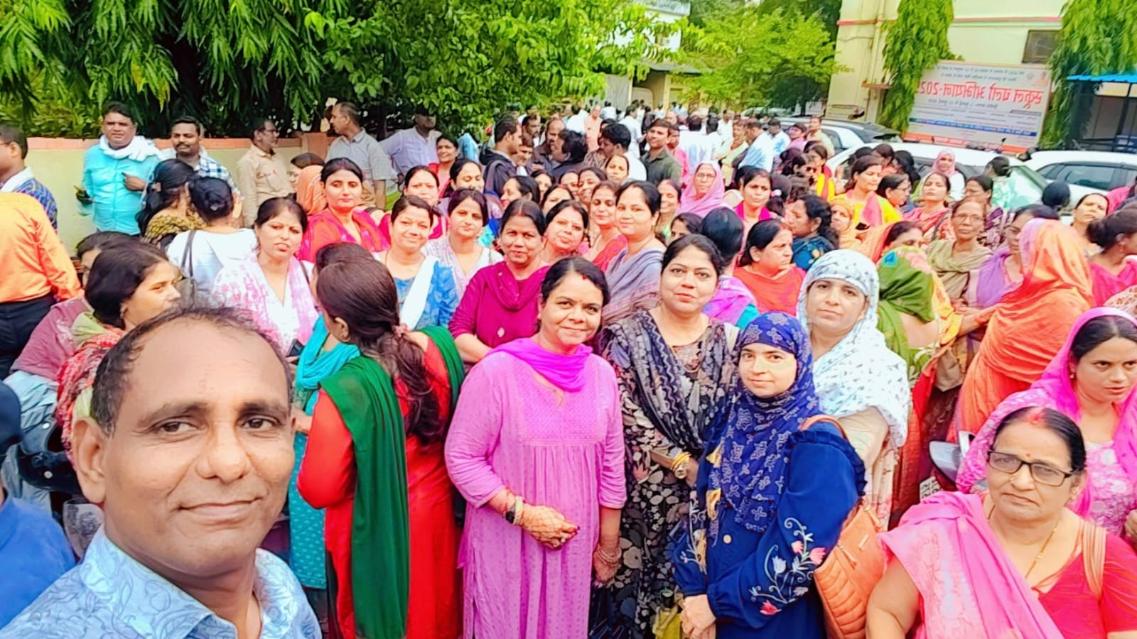 Prathmik Shikshak Sangh गोरखपुर में हज़ारों शिक्षकों का हुंकार: काला कानून वापस लो, नौकरी सुरक्षित करो