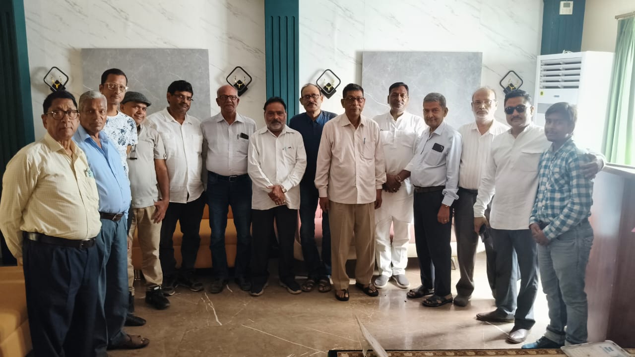 Prathmik Shikshak Sangh गोरखपुर में हज़ारों शिक्षकों का हुंकार: काला कानून वापस लो, नौकरी सुरक्षित करो