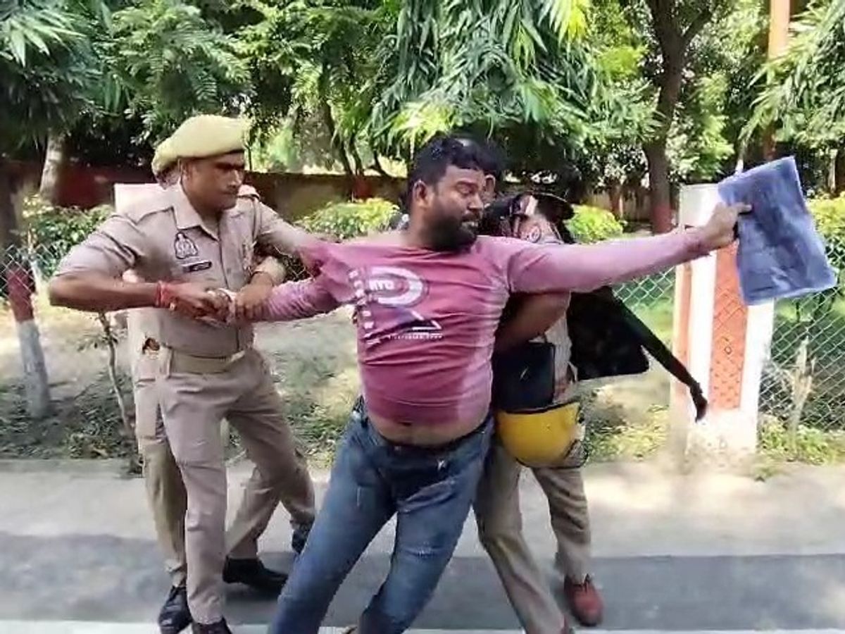 Meerut self immolation attempt मेरठ कमिश्नरी गेट पर मां बेटे की आत्मदाह की कोशिश न्याय के लिए तड़पती चीख और व्यवस्था पर बड़े सवाल