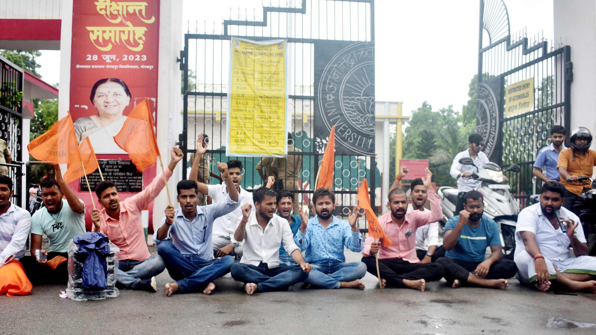 Gorakhpur University Periyar Jayanti Clash गोरखपुर विश्वविद्यालय में बवाल: पेरियार जयंती पर दो छात्र संगठनों की भिड़ंत, एबीवीपी कार्यकर्ता ने किया आत्मदाह का प्रयास