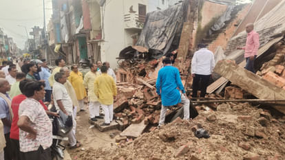 Bulldozer Action Gorakhpur भाजपा के पूर्व डिप्टी मेयर की दुकान रातोंरात ढही, आरोपी दुर्गा प्रसाद पर FIR