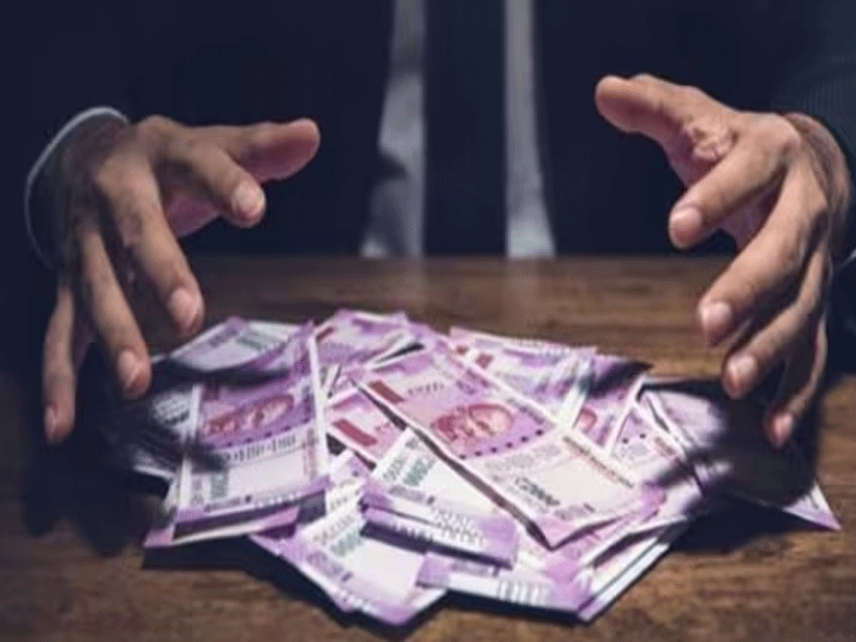 Gorakhpur chitfund scam गोरखपुर चिटफंड घोटाला: टूटा भरोसा, उजड़ गए सपने और सड़क पर घसीटा गया आरोपी का  पिता