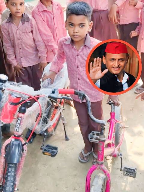 Akhilesh Yadav Sitapur child bicycle टूटी-फूटी साइकिल पर बच्चे का संघर्ष देख पसीजा अखिलेश यादव का दिल, नई साइकिल पाकर खिले मासूम जैद के चेहरे पर फूल जैसे मुस्कान