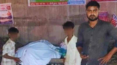 Muslim Helped Children in Maharajganj महराजगंज का दिल दहला देने वाला सच: पिता के शव संग भटके मासूम, इंसानियत के रखवाले बने दो मुस्लिम भाई 15 Muslim Helped Children in Maharajganj