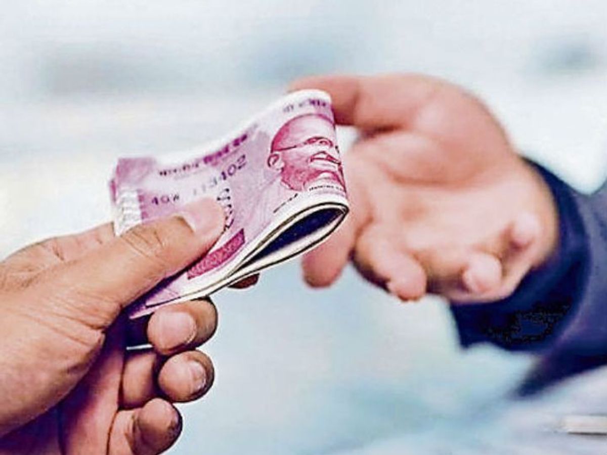 Gorakhpur University Bribery Case गोरखपुर विश्वविद्यालय में बड़ा खुलासा: 50 हजार की रिश्वत लेते प्रधान सहायक रंगे हाथ गिरफ्तार