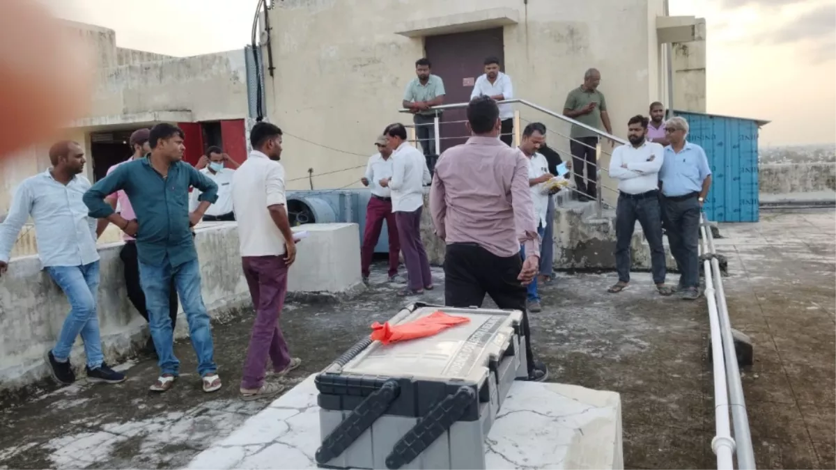 Deoria Medical College Dead Body Case देवरिया के मेडिकल कॉलेज में पानी से उठी बदबू ने खोला भयावह राज़, प्रशासन ने तुरंत की कार्रवाई