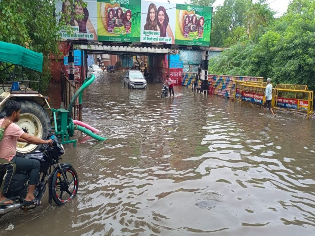 Mathura waterlogging मथुरा, काशी और अयोध्या में बारिश के बाद जलभराव और गंदगी ने बीजेपी सरकार के विकास मॉडल की पोल खोल दी है। करोड़ों खर्च