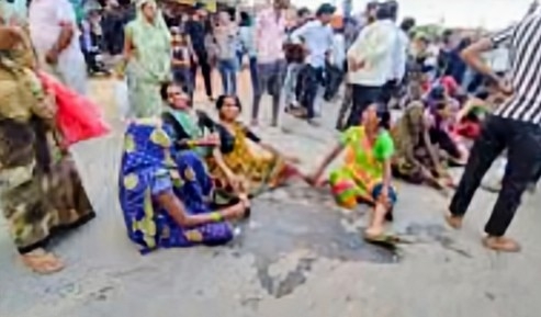 Durga idol immersion accident in Agra आगरा की करुण पुकार: दुर्गा विसर्जन बना मौत का मंजर, तीन युवक मृत, कई अब भी लापता