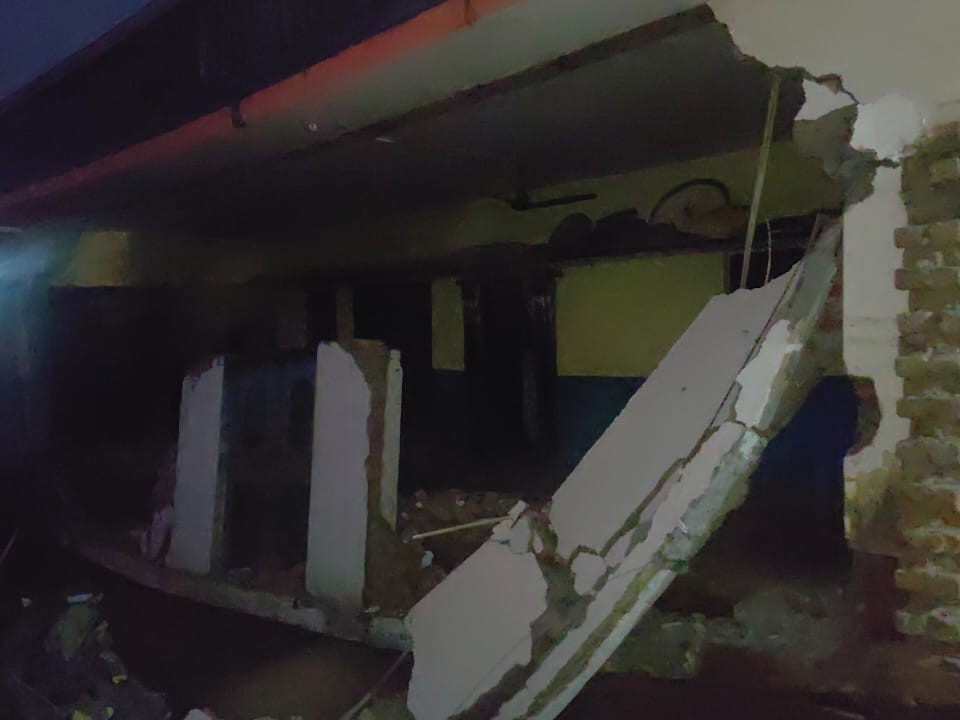 गोरखपुर PWD Negligence Case: नाला खुदाई के दौरान मकान गिरा, 9 लोग बाल-बाल बचे