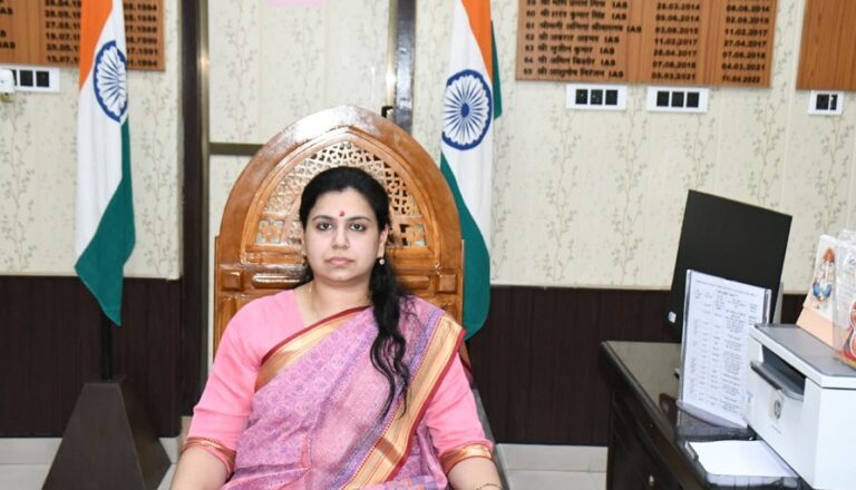 Deoria News DM Divya Mittal Action देवरिया में डीएम दिव्या मित्तल की सख्ती: सेवानिवृत्त नायब तहसीलदार समेत पांच पर मुकदमा फर्जी नियुक्ति का खुलासा