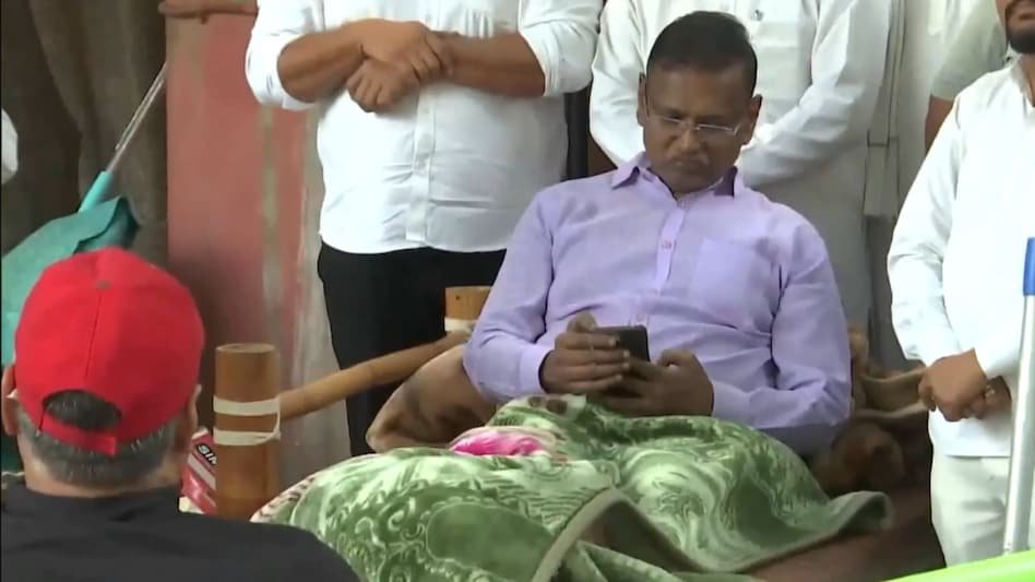 पूर्व सांसद डॉ. उदित राज बोले मोदी सरकार ने घर का सामान फेंका, अब सड़क पर रात गुज़ारने को मजबूर 5 पूर्व सांसद डॉ. उदित राज बोले मोदी सरकार ने घर का सामान फेंका, अब सड़क पर रात गुज़ारने को मजबूर