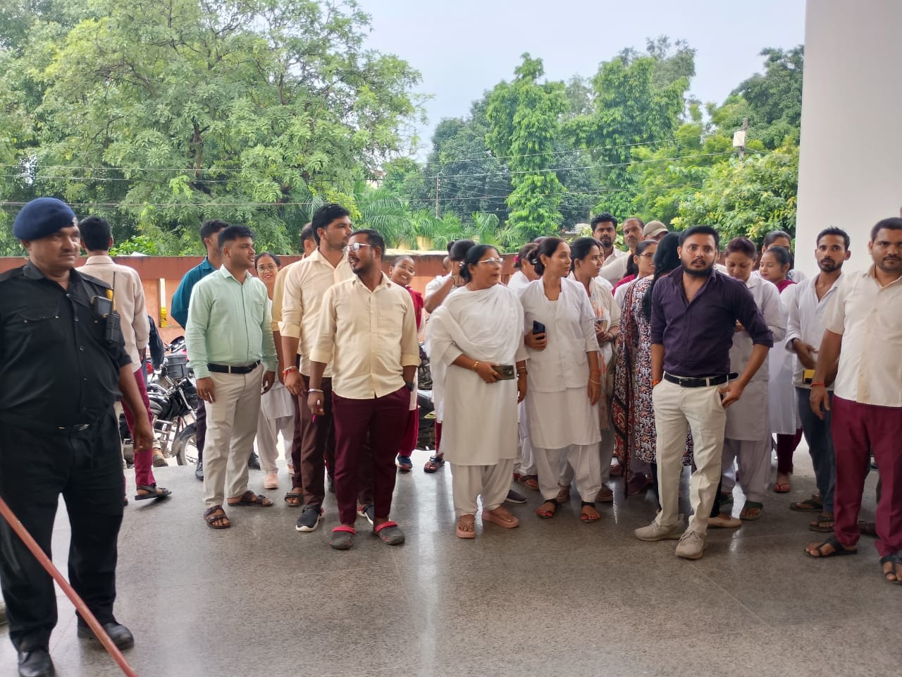 Deoria Medical College Dead Body Case देवरिया के मेडिकल कॉलेज में पानी से उठी बदबू ने खोला भयावह राज़, प्रशासन ने तुरंत की कार्रवाई