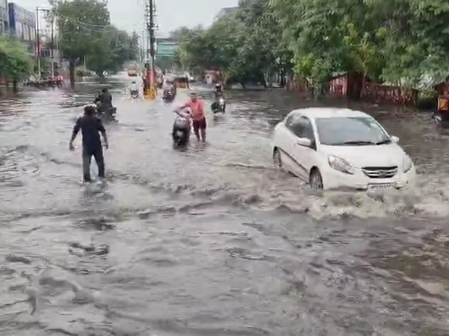 Mathura waterlogging मथुरा, काशी और अयोध्या में बारिश के बाद जलभराव और गंदगी ने बीजेपी सरकार के विकास मॉडल की पोल खोल दी है। करोड़ों खर्च