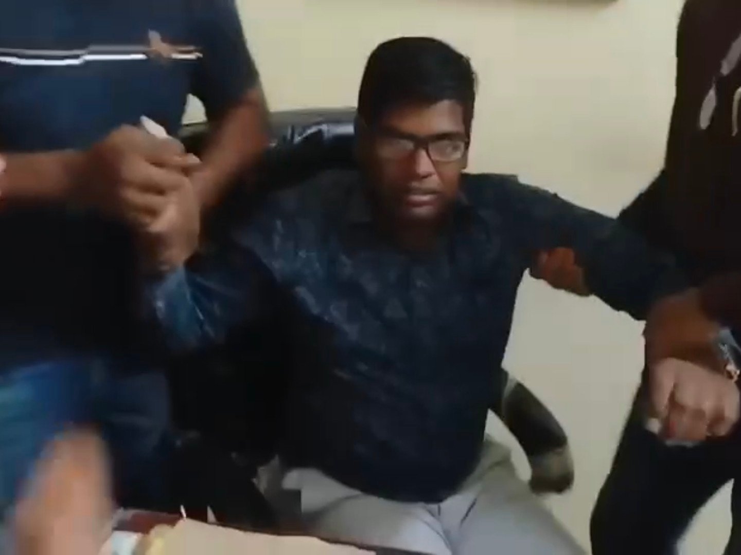 प्रयागराज विजिलेंस टीम की बड़ी कार्रवाई: प्रतापगढ़ में जिला मत्स्य अधिकारी रिश्वत लेते रंगे हाथों गिरफ्तार | Corruption in Uttar Pradesh