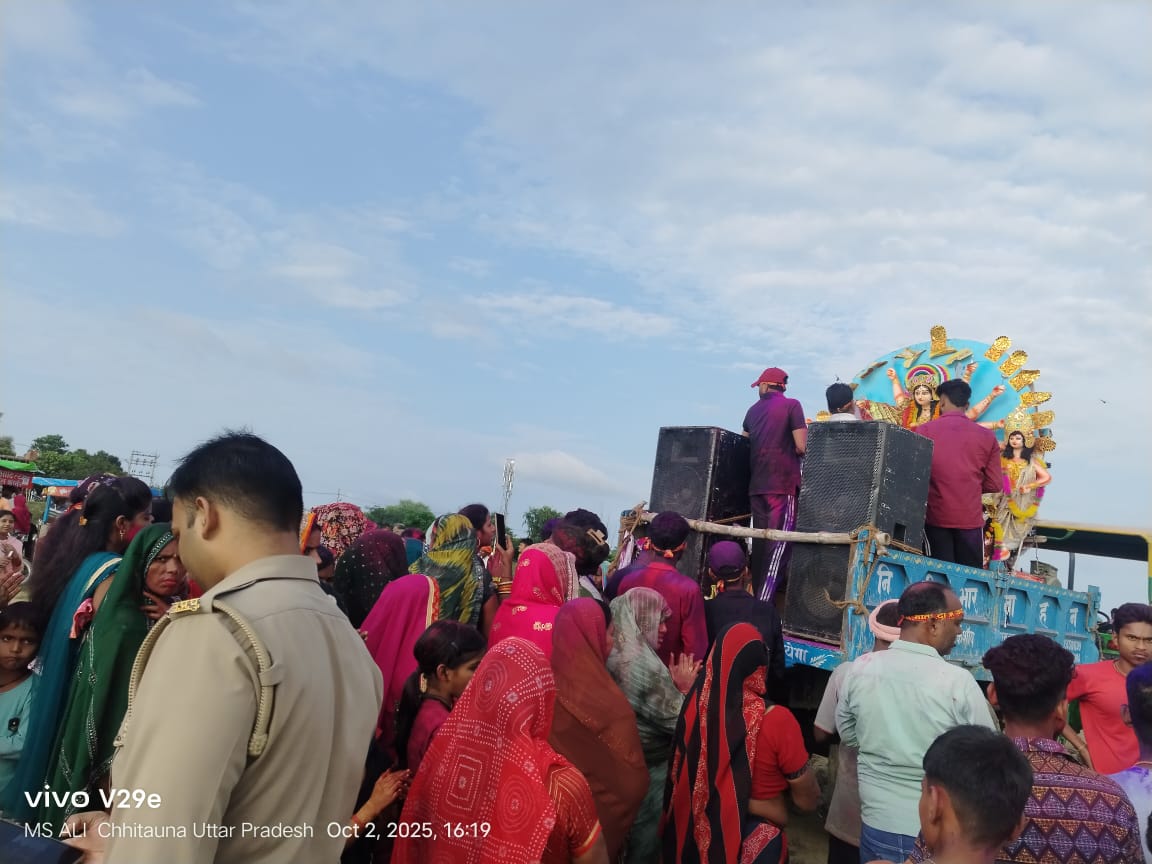 Rapti River Murti Visarjan मिर्जापुर बाज़ार में शांतिपूर्ण मूर्ति विसर्जन: पुलिस प्रशासन और ग्रामीणों ने पेश की मिसाल
