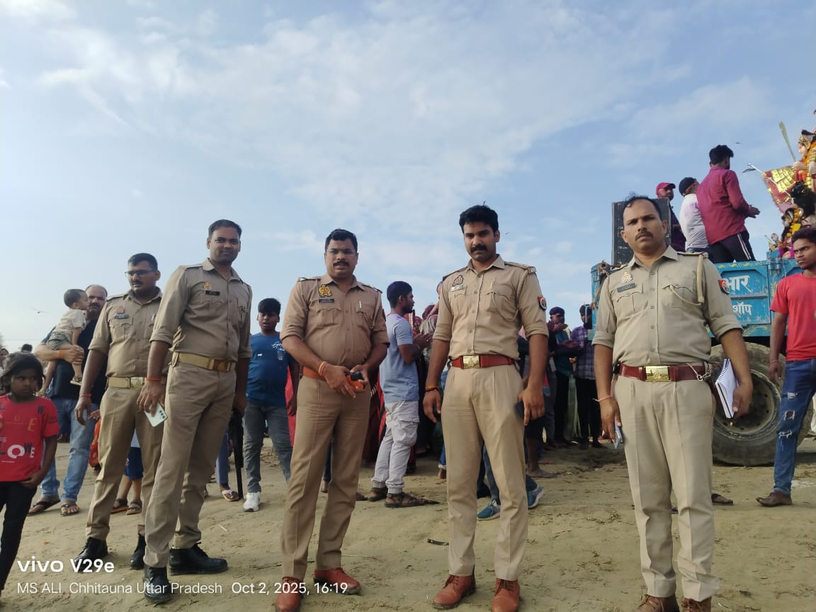 Rapti River Murti Visarjan मिर्जापुर बाज़ार में शांतिपूर्ण मूर्ति विसर्जन: पुलिस प्रशासन और ग्रामीणों ने पेश की मिसाल