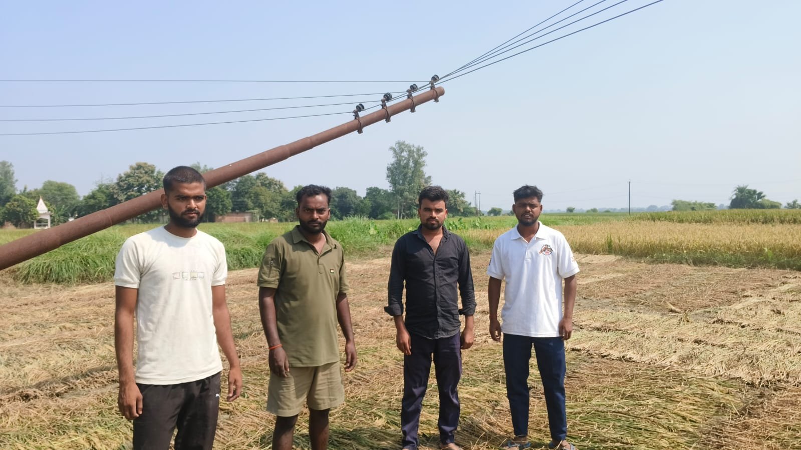 रतसही ग्राम सभा में JE अतुल राय की लापरवाही से बढ़ा Electric Pole Danger, आठ महीने से झुका पोल बना जानलेवा खतरा