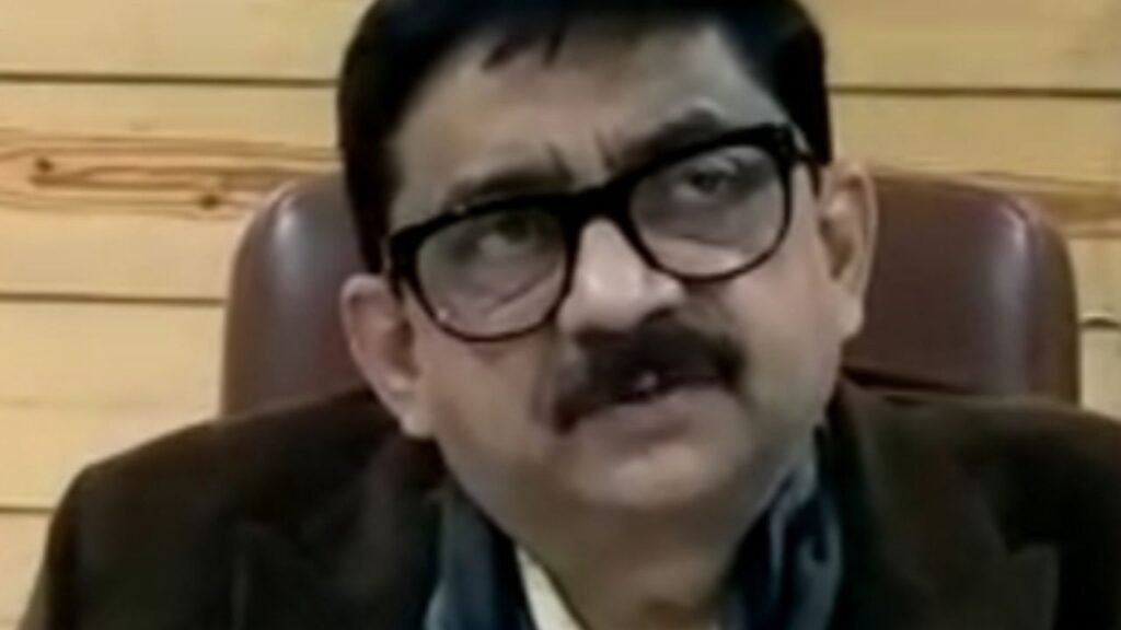 SDM misconduct female employee Delhi दिल्ली: SDM राकेश कुमार का विवादित वीडियो रीना मिश्रा के साथ दुर्व्यवहार, सोशल मीडिया पर गुस्सा