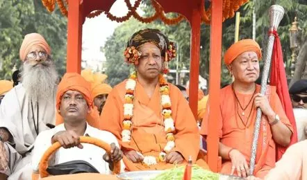 Yogi Adityanath Vijayadashami Puja विजयादशमी पर गोरखनाथ मंदिर में योगी आदित्यनाथ ने खुद किया विशेष पूजन, जनता के कल्याण की कामना 
