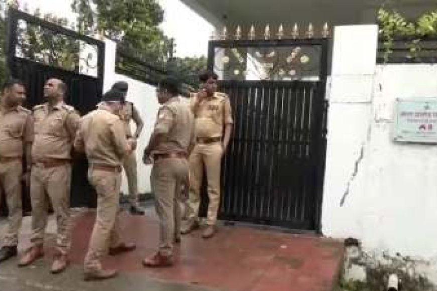 CM Yogi Adityanath योगी राज में लोकतंत्र का ‘चक्रासन’ इकरा हसन और माता प्रसाद पांडे को पुलिस ने घरों में रोका, सपा बोली  “जनता से मिलने तक पर पहरा है!