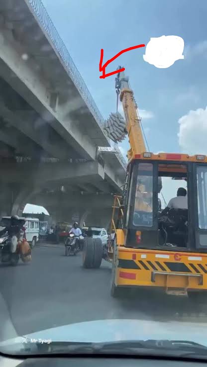Gorakhpur Construction Safety सेफ्टी गोरखपुर की सड़कों पर मौत से खेल: सीमेंट बैग्स जेसीबी से उठे, नीचे दौड़ती रही ज़िंदगी