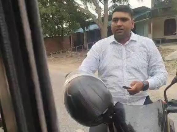 Shani Shukla Jaunpur Viral Video जौनपुर में भाजपा मंडल अध्यक्ष की गुंडागर्दी! पुलिस जीप रोककर राजस्व अधिकारी से की अभद्रता  प्रशासन में मचा हड़कंप