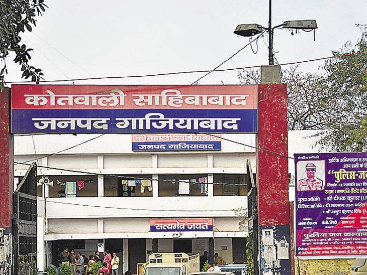 Ghaziabad news women harassment गाजियाबाद में महिला फरियादी को धमकाने वाला इंस्पेक्टर, ट्विटर पर लोगों ने की कड़ी कार्रवाई की मांग
