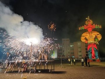Dussehra Ravana burning उज्जैन में ब्राह्मण समुदाय का विरोध: दशहरा पर रावण दहन के दौरान पॉट तोड़कर नाराजगी जताई