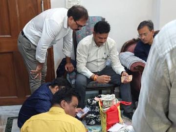 corruption in excise department 38 साल की नौकरी, 18 करोड़ की संपत्ति! रिटायर्ड आबकारी अधिकारी धर्मेंद्र सिंह भदौरिया के घर छापे में खुला ‘काले धन’ का खजाना