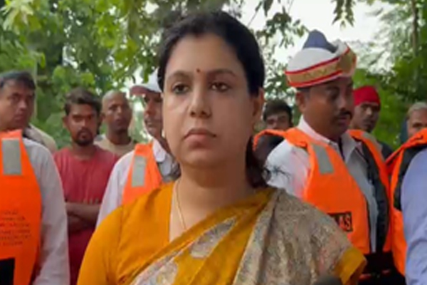 Deoria News DM Divya Mittal Action देवरिया में डीएम दिव्या मित्तल की सख्ती: सेवानिवृत्त नायब तहसीलदार समेत पांच पर मुकदमा फर्जी नियुक्ति का खुलासा
