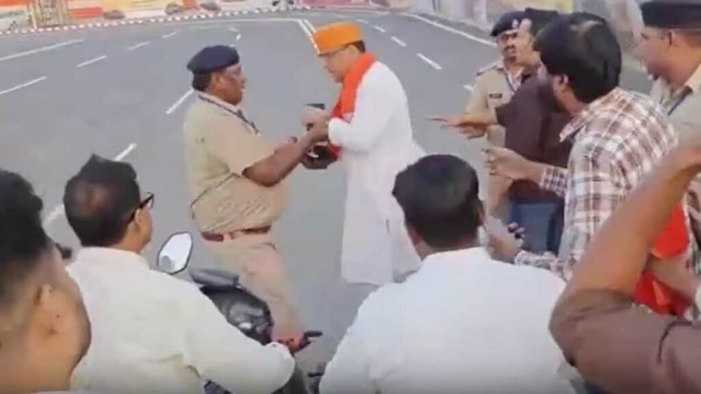 वाराणसी में Netaji vs Security का बड़ा टकराव! पीएम मोदी के कार्यक्रम में मचा बवाल, गुस्से में उफना नेताजी 2
