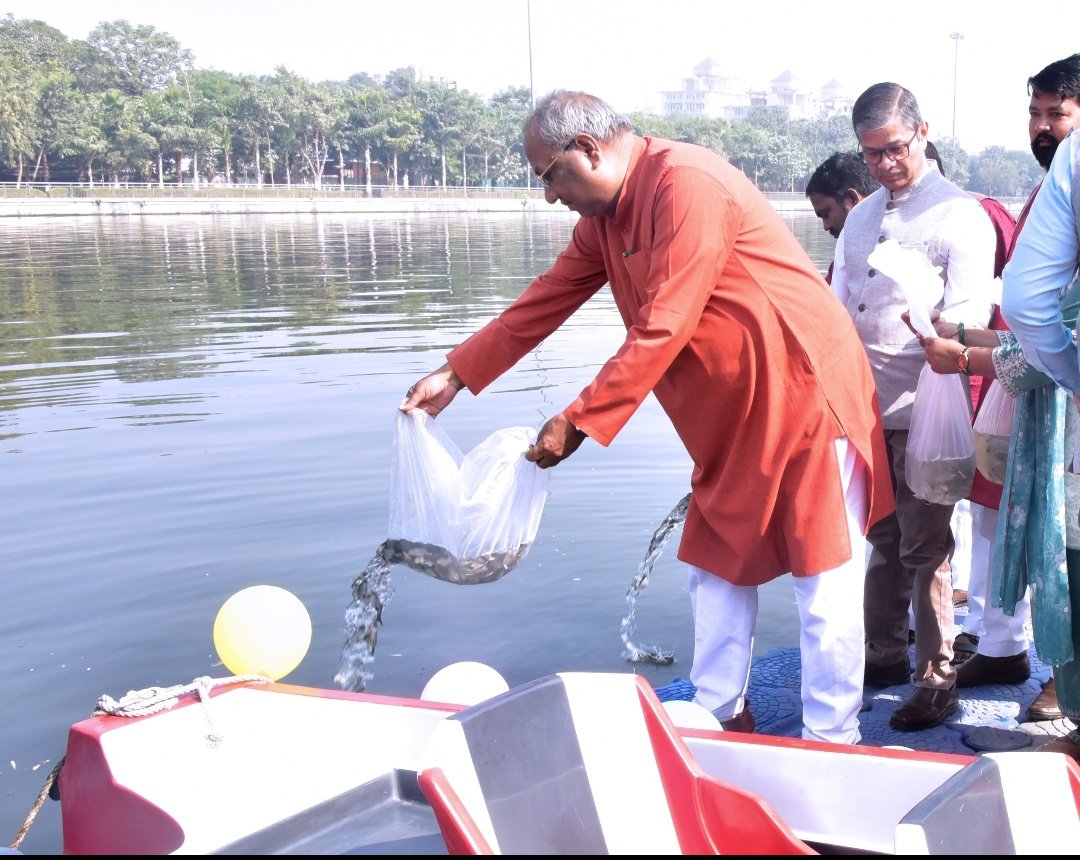 Fish Release Tragedy: मंत्री डॉ. संजय निषाद के कार्यक्रम में गोमती में हजारों मछलियाँ मरीं बड़ी लापरवाही
