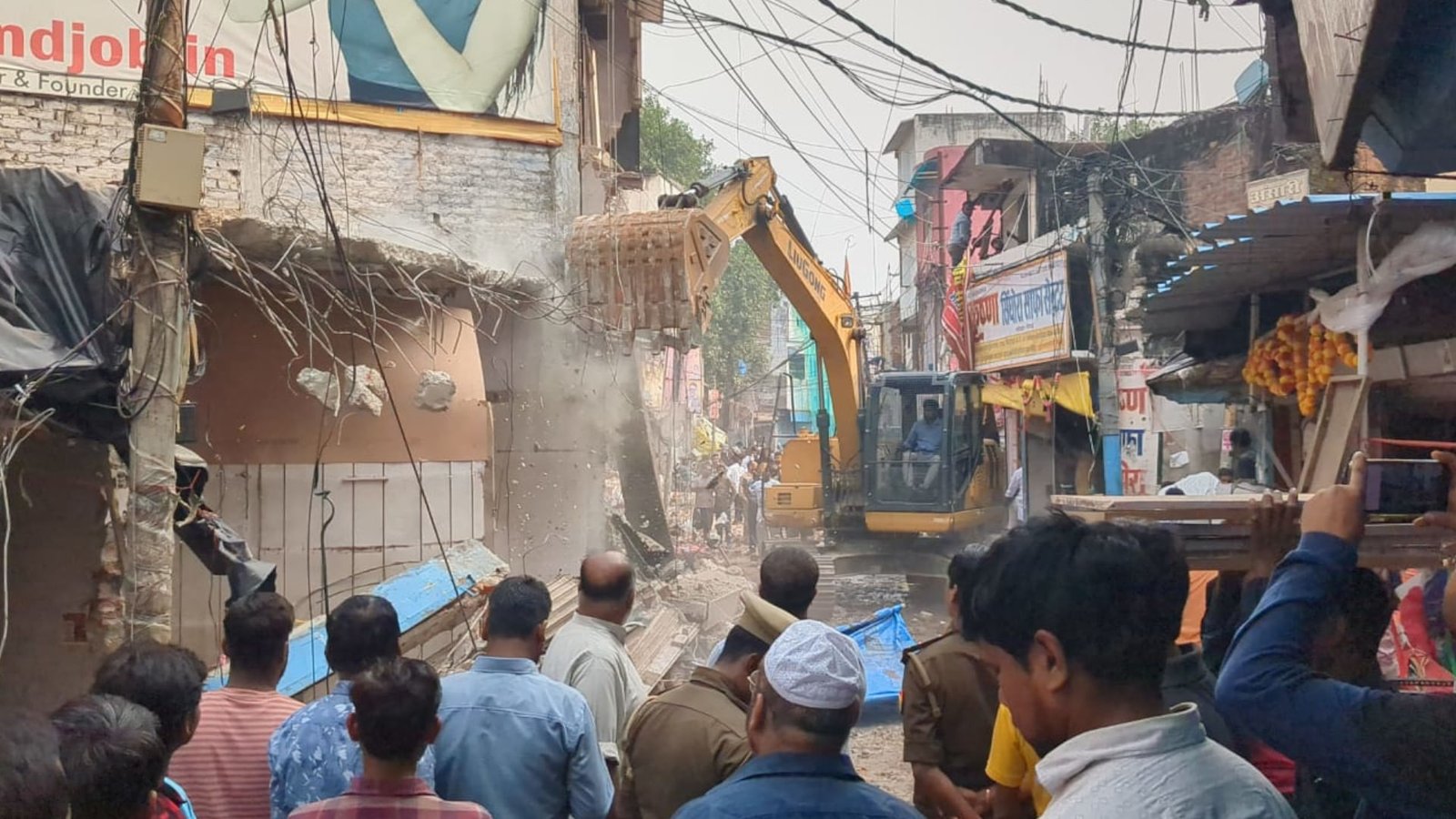 Gorakhpur Heritage Corridor: घंटाघर से पांडेयहाता तक चला बुलडोजर, 50 मकान ढहे अब अगली कार्रवाई की तैयारी तेज़! 5 Gorakhpur Heritage Corridor: घंटाघर से पांडेयहाता तक चला बुलडोजर, 50 मकान ढहे अब अगली कार्रवाई की तैयारी तेज़