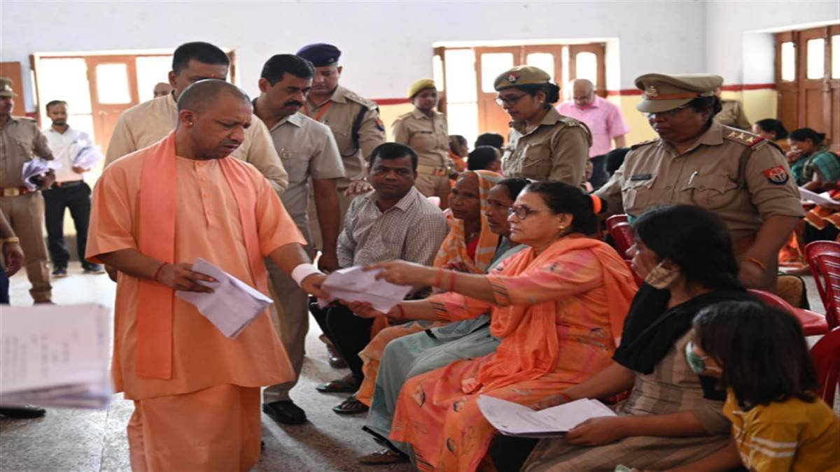 Gorakhpur Crime News गोरखपुर में भू-माफिया पर सख्ती, जनता दर्शन में सीएम योगी का बड़ा एक्शन