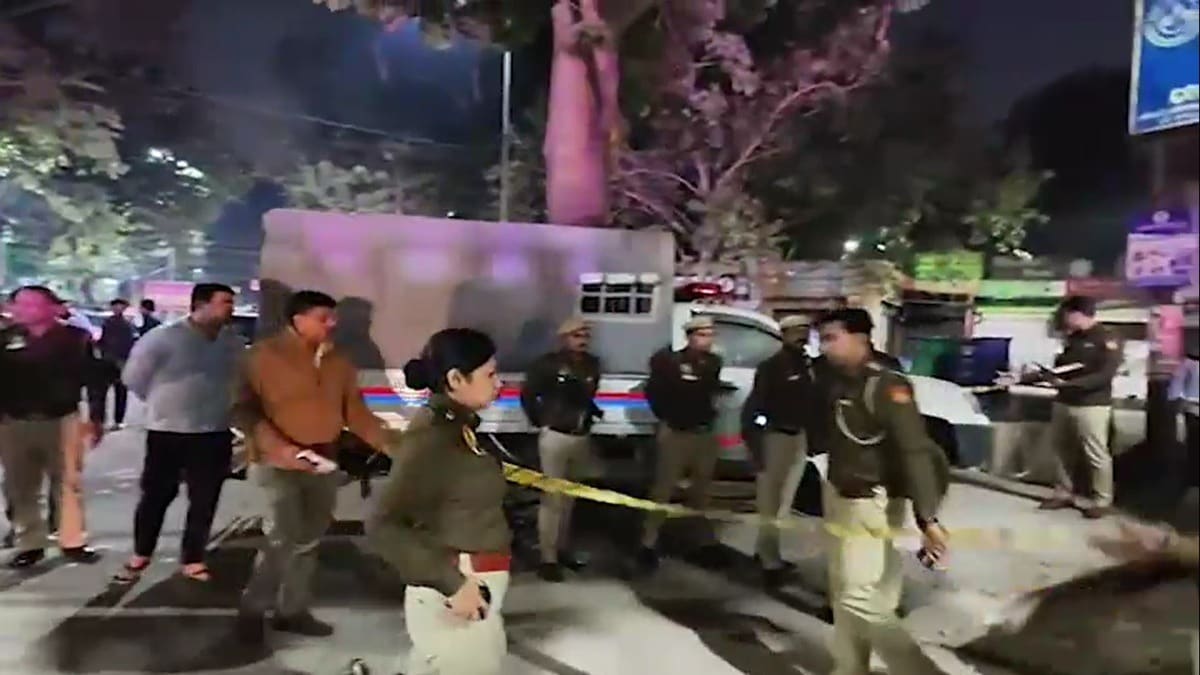 Delhi Shooting Case में 17 साल के लड़के की हत्या, CISF हेड कांस्टेबल गिरफ्तार 3 Delhi Shooting Case में 17 साल के लड़के की हत्या, CISF हेड कांस्टेबल गिरफ्तार